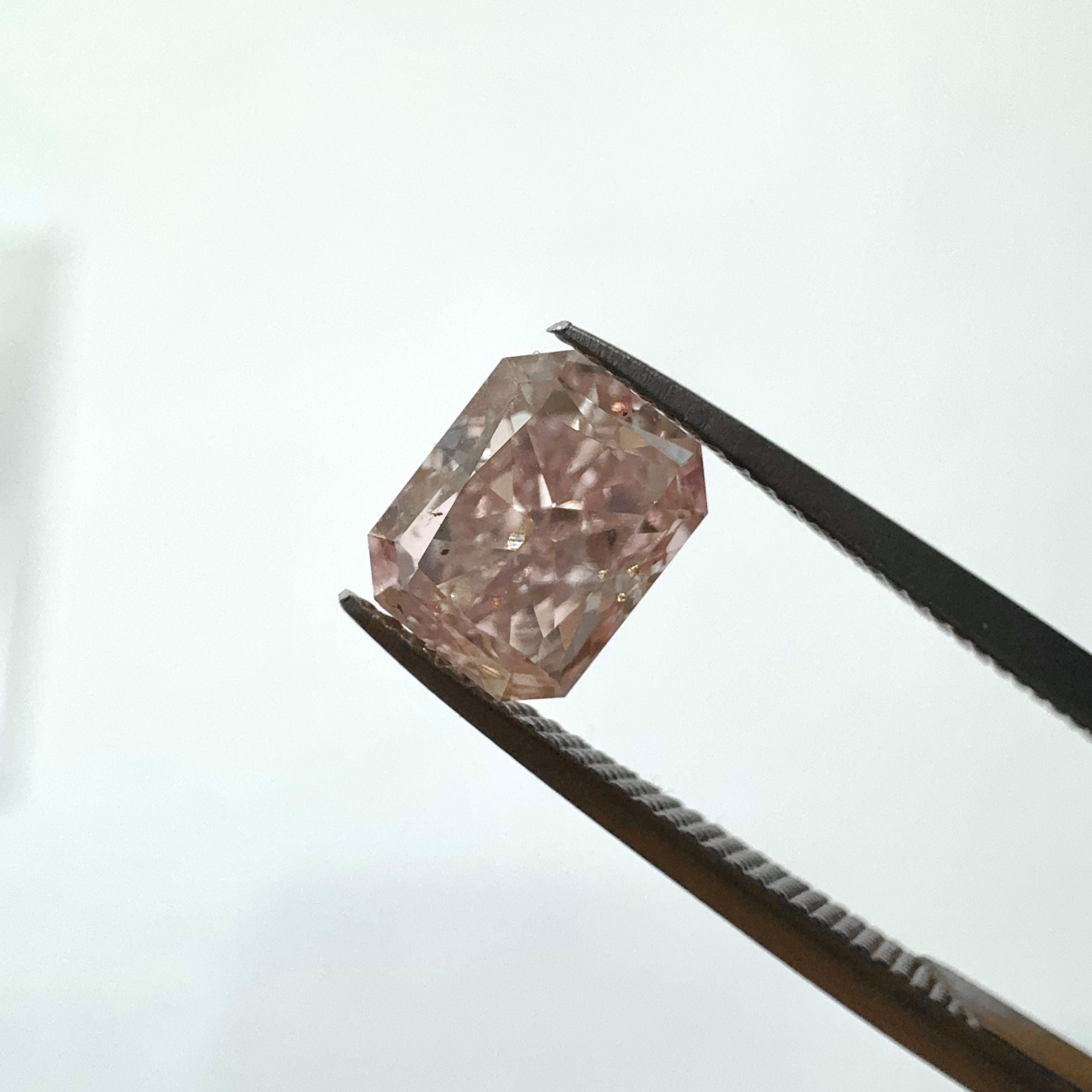 天然ピンクダイヤモンド 0.77ct Fancy Pink レクタンギュラー SI2 GIA